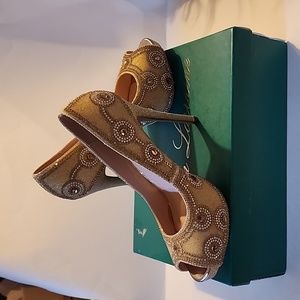 Lauren Lorraine "Elenor" nude size 8. New.  Looks more gold to me!